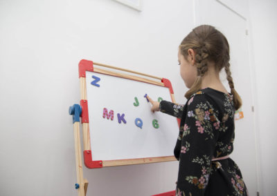 Niña en Pizarra magnética
